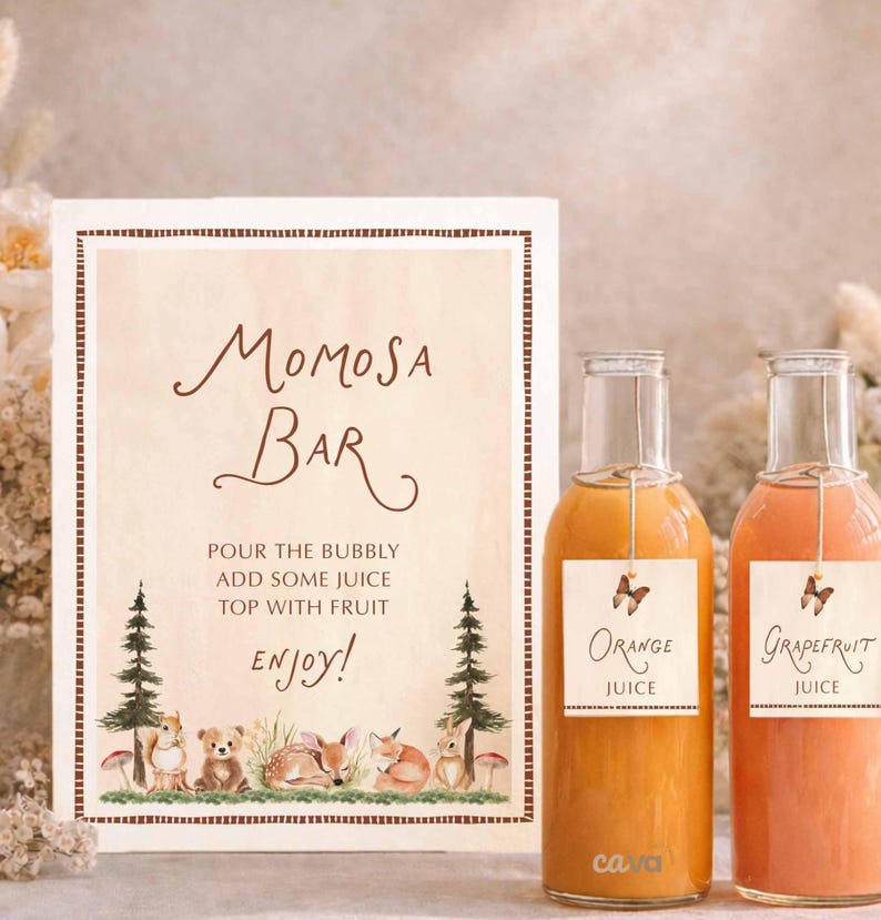 K&ouml;nnte beinhalten: Ein Schild f&uuml;r eine Mimosa-Bar mit dem Text "Momosa Bar" und Anweisungen. Zwei Glasflaschen mit Orangen- und Grapefruitsaft stehen neben dem Schild. Das Schild zeigt auch Illustrationen von Waldtieren.