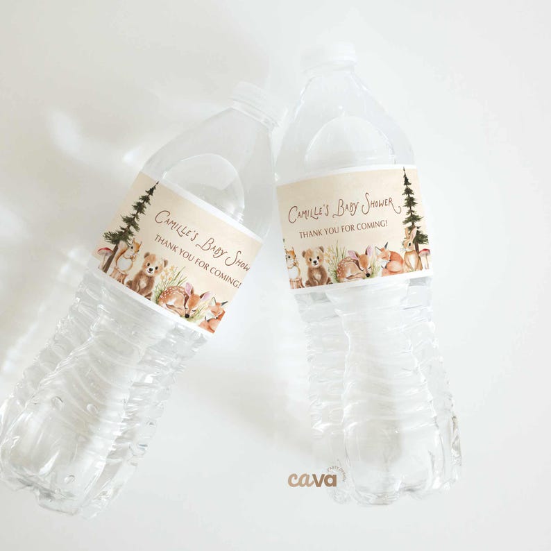 K&ouml;nnte beinhalten: Zwei transparente Plastikwasserflaschen mit Etiketten f&uuml;r eine Babyparty. Die Etiketten zeigen Waldtiere, einen Baum und den Text "Camille's Baby Shower, Thank You For Coming!" in einer verspielten Schriftart. Die Flaschen stehen auf einer wei&szlig;en Oberfl&auml;che.