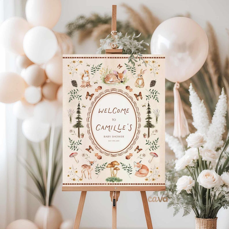 K&ouml;nnte beinhalten: Ein Willkommensschild f&uuml;r eine Babyparty auf einer Staffelei. Das Schild zeigt ein Waldthema mit Illustrationen eines Fuchses, eines Rehs, eines Kaninchens und eines Eichh&ouml;rnchens. Der Text lautet "Willkommen zu Camilles Babyparty". Das Schild ist von Ballons und Blumengestecken umgeben.
