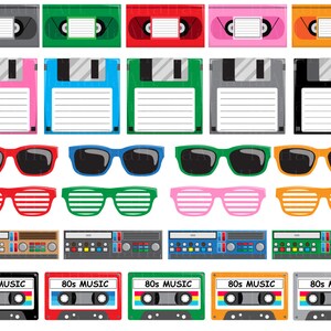 Może przedstawiać: Zestaw cyfrowych grafik w stylu lat 80. z kaset, dyskietek, okular&oacute;w przeciwsłonecznych i boombox&oacute;w w r&oacute;żnych kolorach. Na kasetach widnieje napis "80s Music".