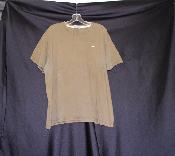 olive green nike t shirt