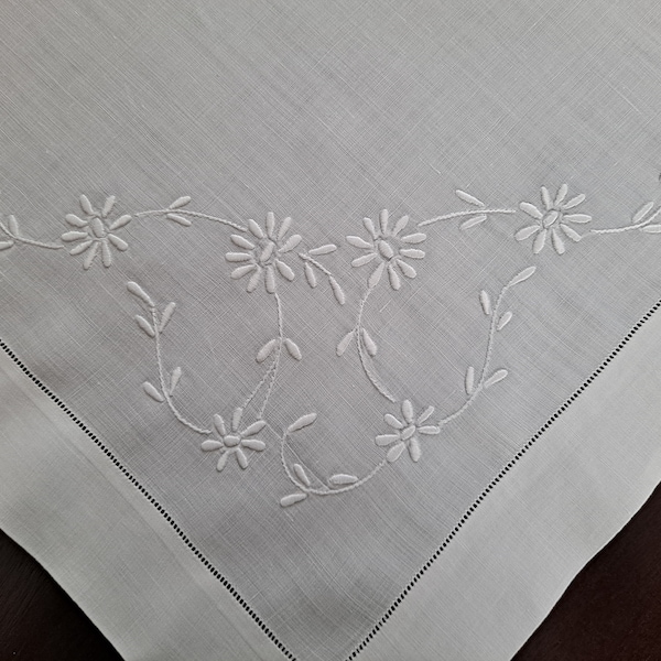 Nappe blanche avec broderie blanche