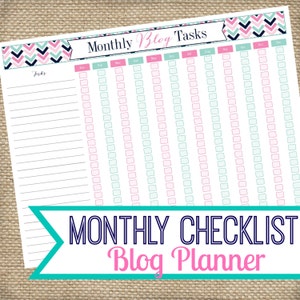 以下が含まれることがあります： 上部にターコイズブルー、ピンク、ブラックのシェブロン柄が施された、印刷可能な月間ブログチェックリストプランナー。プランナーの左側にはタスクのリストがあり、右側には年間の各月のためのボックスのグリッドがあります。プランナーの上部には「Monthly Blog Tasks」というテキストがあります。プランナーの下部には「MONTHLY CHECKLIST Blog Planner」というテキストがあります。
