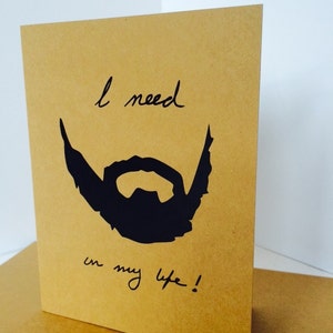 Eu preciso de barba na minha vida - Cartão Reciclado Cheeky Hand Drawn