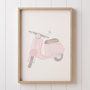 Impresión artística de pared de scooter, póster de motocicleta rosa empolvado de acuarela para la decoración de la habitación de un bebé o una niña pequeña.