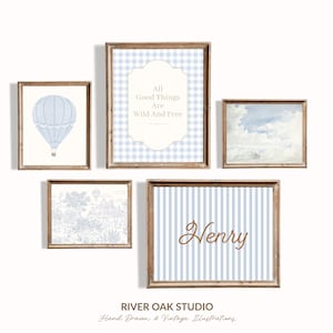以下が含まれることがあります： ヴィンテージ感のある5つの額入りアートプリントのコレクション。プリントには熱気球、雲の多い空、トワルドジュイのシーン、そして「All Good Things Are Wild And Free」と「Henry」のテキストが描かれています。フレームは木製です。