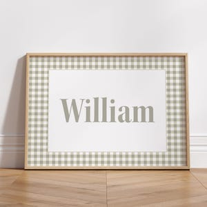 Może przedstawiać: Wydruk w ramie z biało-beżową bordurą w kratkę. Na wydruku widnieje imię "William" w szarym kolorze.