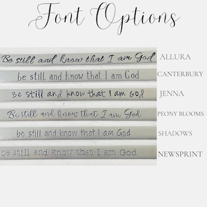 K&ouml;nnte beinhalten: Bild mit Schriftoptionen f&uuml;r gravierten Text. Der Satz "Be still and know that I am God" wird in verschiedenen Schriftarten wie Allura, Canterbury, Jenna, Peony Blooms, Shadows und Newsprint dargestellt. Der Titel "Font Options" ist in Schreibschrift geschrieben.