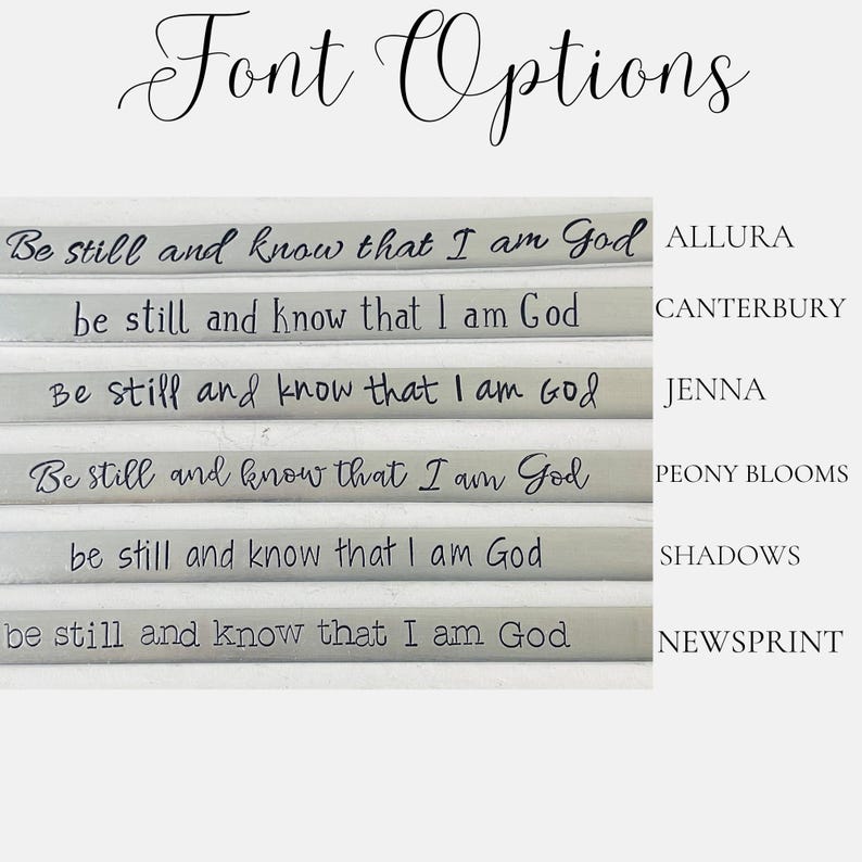 K&ouml;nnte beinhalten: Bild mit Schriftoptionen f&uuml;r gravierten Text. Der Satz "Be still and know that I am God" wird in verschiedenen Schriftarten wie Allura, Canterbury, Jenna, Peony Blooms, Shadows und Newsprint dargestellt. Der Titel "Font Options" ist in Schreibschrift geschrieben.