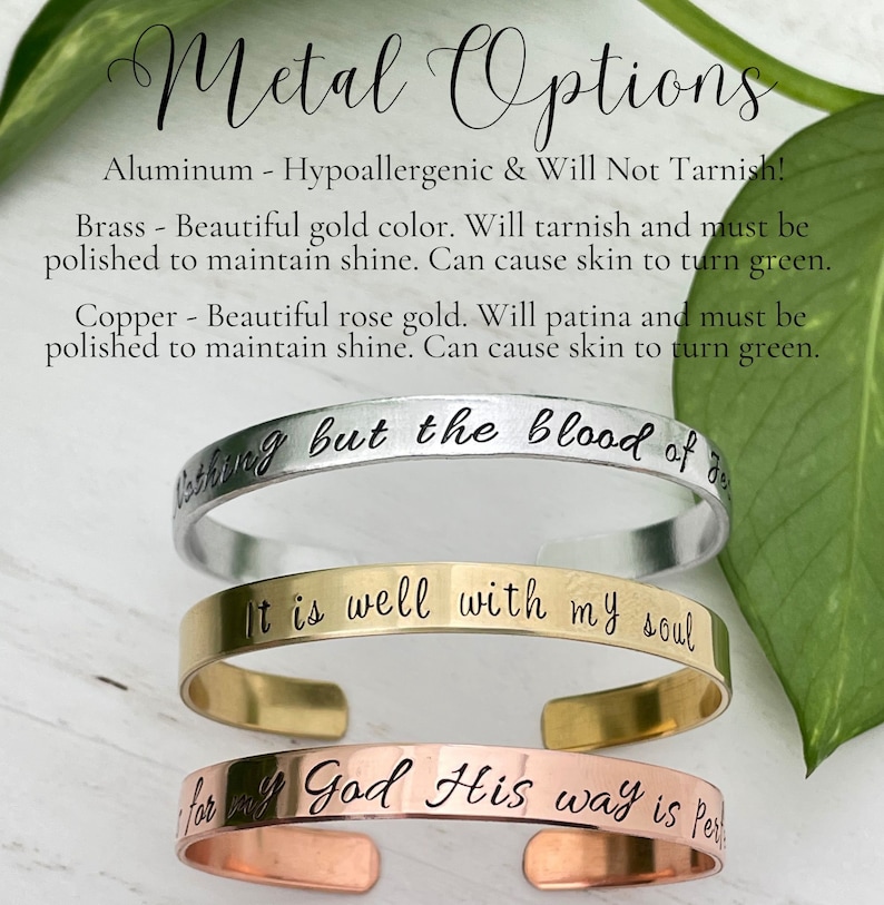 K&ouml;nnte beinhalten: Drei Metallarmb&auml;nder in Silber, Gold und Kupfer. Jedes Armband hat ein eingraviertes inspirierendes Zitat. Das obere Armband ist silberfarben und tr&auml;gt die Aufschrift "Nothing but the blood of Jesus". Das mittlere Armband ist goldfarben und tr&auml;gt die Aufschrift "It is well with my soul". Das untere Armband ist kupferfarben und tr&auml;gt die Aufschrift "for all God His way is perfect."