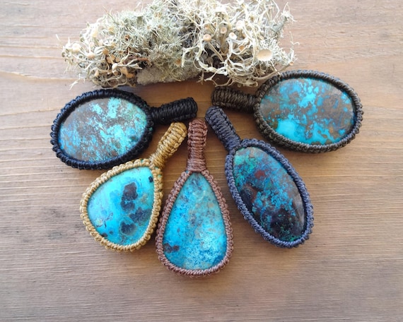 アズライトのマクラメ編みネックレス　ペンダント アズライト（穴あき）天然石のマクラメ編みネックレス 水晶ポイント