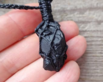 Collier pendentif pierre brute spinelle noir, cristal haute vibration, pendentif pierre brute noire, bijoux homme, cadeau collègue, collier de protection