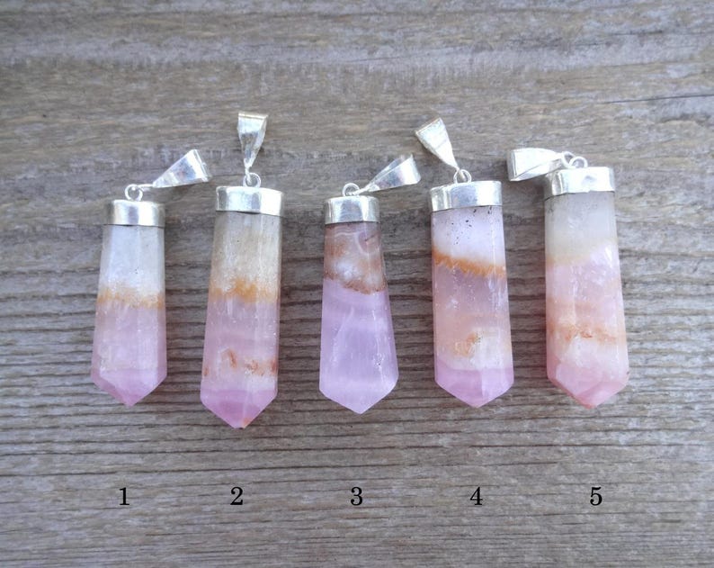 Collar con colgante de aragonita rosa, colgante de cristal rosa, colgantes de piedras preciosas, colgante de cristal, gargantilla ajustable de cuero, regalo para ella imagen 2