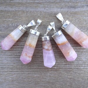 Collar con colgante de aragonita rosa, colgante de cristal rosa, colgantes de piedras preciosas, colgante de cristal, gargantilla ajustable de cuero, regalo para ella imagen 1