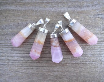 Rosa aragonithängehalsband, rosa kristallhänge, ädelstenshängen, kristallhänge, justerbart läderchokerhalsband, present till henne