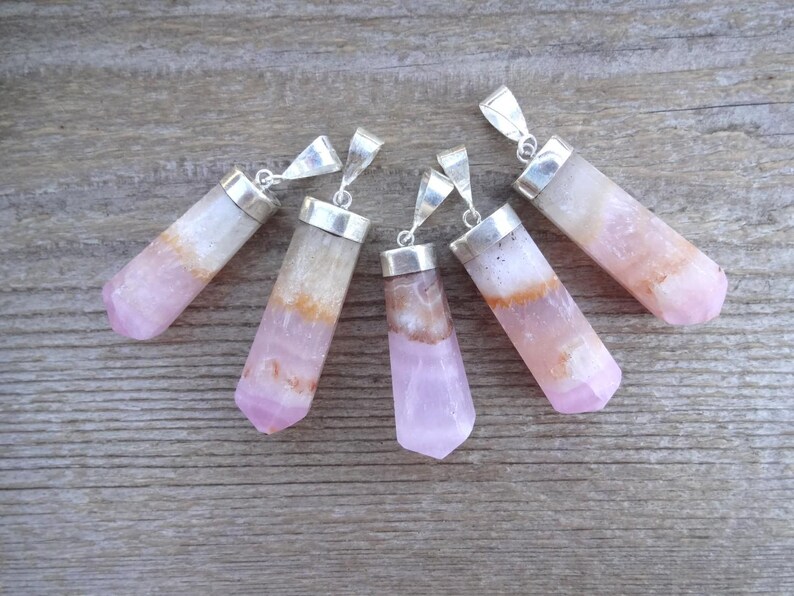 Collar con colgante de aragonita rosa, colgante de cristal rosa, colgantes de piedras preciosas, colgante de cristal, gargantilla ajustable de cuero, regalo para ella imagen 1