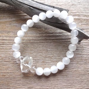 Armband witte seleniet en bergkristal – natuurlijke kristal stretcharmband, kruinchakra-sieraden, meditatie en spiritueel cadeau