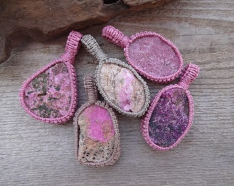 Cobalto Calcite collana di pietra grezza, collana ciondolo geode rosa, collana macramè di cristallo grezzo naturale, ciondoli di pietre preziose geode druzy