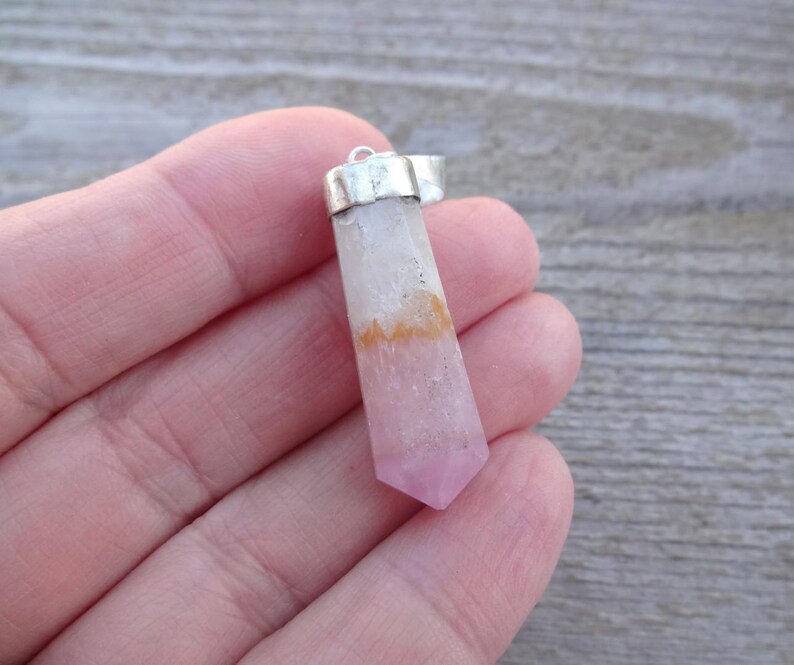 Collar con colgante de aragonita rosa, colgante de cristal rosa, colgantes de piedras preciosas, colgante de cristal, gargantilla ajustable de cuero, regalo para ella 1