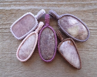 Collana macrame Ussingite lilla, rare pietre russe, ciondoli in pietre preziose rosa viola, ciondolo macrame in pietra naturale