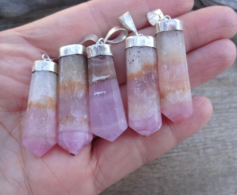 Collar con colgante de aragonita rosa, colgante de cristal rosa, colgantes de piedras preciosas, colgante de cristal, gargantilla ajustable de cuero, regalo para ella imagen 3