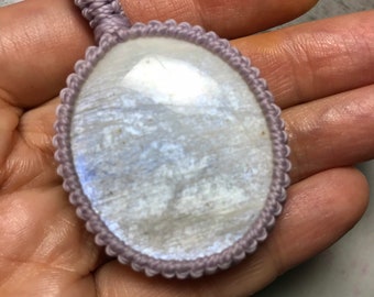 Collana con pendente in macrame Blue Moonstone, pietra di equilibrio emotivo, regalo da donna, pietra avvolta in macrame