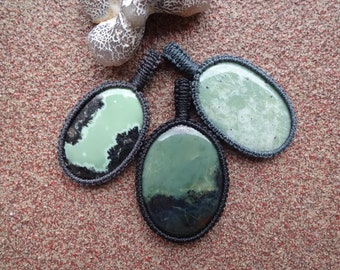 Pietre e minerali più rari, collana pendente Hantigyrite Teisky Jade, collane regalo uniche, pendente macrame verde, pendente in pietra vesuviana