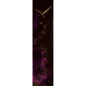 Könnte beinhalten: Eine hohe, rechteckige Uhr mit schwarzem Hintergrund und einem wirbelnden Muster aus goldener und rosa Farbe. Die Uhrzeiger sind golden.