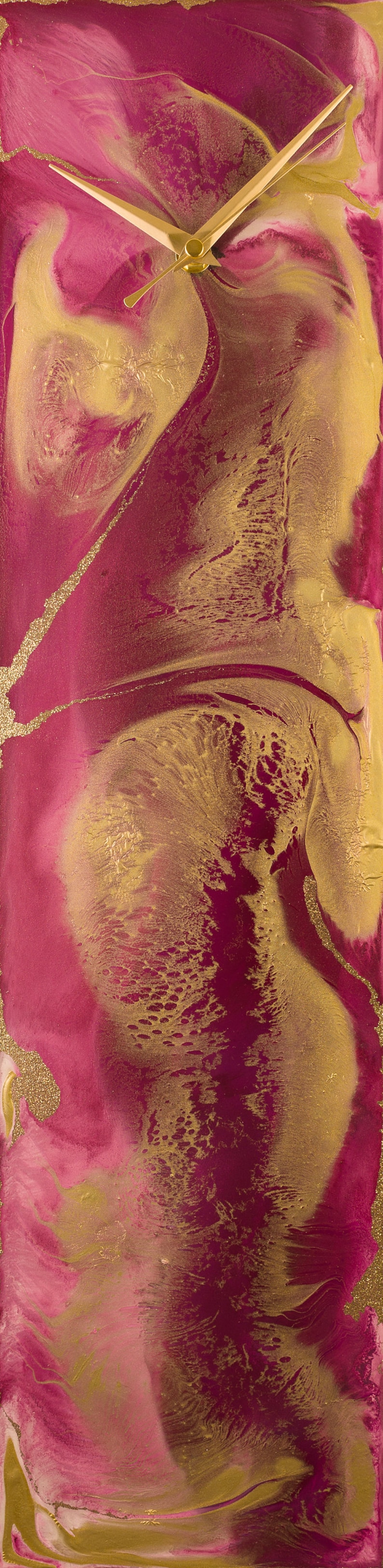 Puede incluir: Una esfera de reloj dorada con agujas doradas sobre un fondo de marmoleado abstracto rosa y dorado.