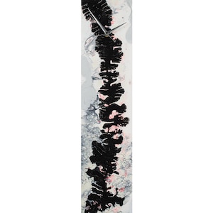 Op de afbeelding: Abstract schilderij met een verticale zwarte lijn verf op een witte achtergrond met hints van roze en grijs.