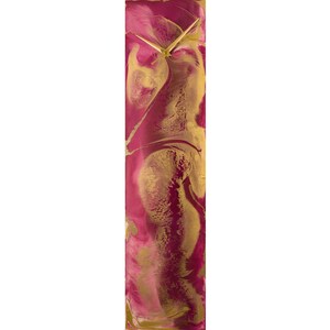Puede incluir: Un reloj rectangular alto con una esfera y agujas doradas. La esfera del reloj est&aacute; colocada sobre un fondo de pintura rosa y dorada en espiral.