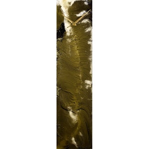 Könnte beinhalten: Eine vertikale Wanduhr mit einem goldfarbenen Zifferblatt und Zeigern. Das Zifferblatt der Uhr ist von einem dunkelgrünen Hintergrund mit weißen Streifen umgeben.