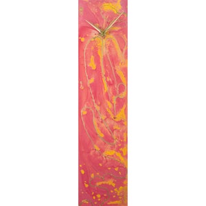 Puede incluir: Un reloj rectangular largo con un diseño abstracto rosa y amarillo. La esfera del reloj es blanca con agujas negras.