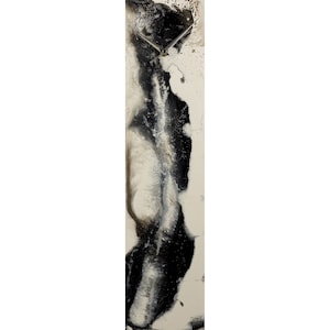 Könnte beinhalten: Abstraktes Gemälde mit schwarzen und weißen Farbschleudern auf weißem Hintergrund. Die Farbe ist dick und texturiert und erzeugt eine dynamische und energiegeladene Komposition.
