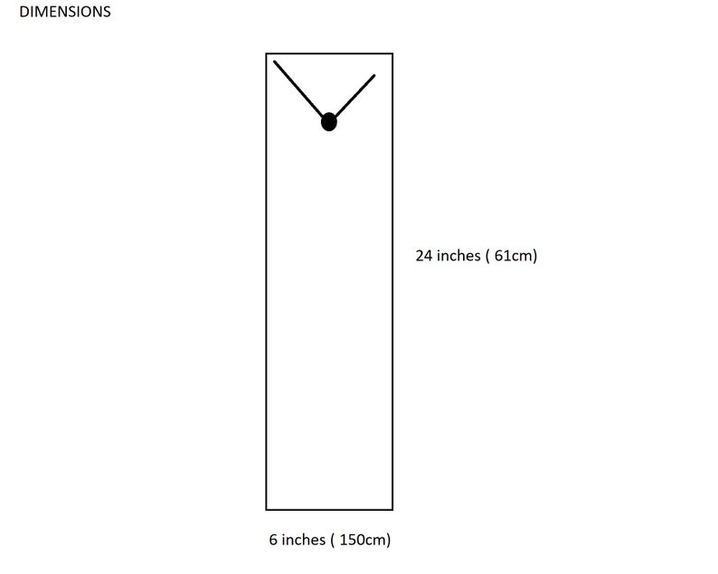 Puede incluir: Un dibujo en blanco y negro de una esfera de reloj con las manecillas apuntando a las 12 en punto. El reloj mide 61 cm de alto y 15 cm de ancho.