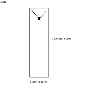 Puede incluir: Una ilustraci&oacute;n en blanco y negro de una esfera de reloj con las manecillas apuntando a las 12 en punto. El reloj mide 61 cm de alto y 15 cm de ancho.
