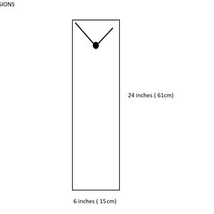 Op de afbeelding: Een zwart-witte klok met een eenvoudig ontwerp. De klok is 61 cm hoog en 15 cm breed.