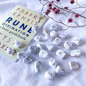 Ensemble de runes de divination howlite avec livre - Ensemble de runes de cristal howlite