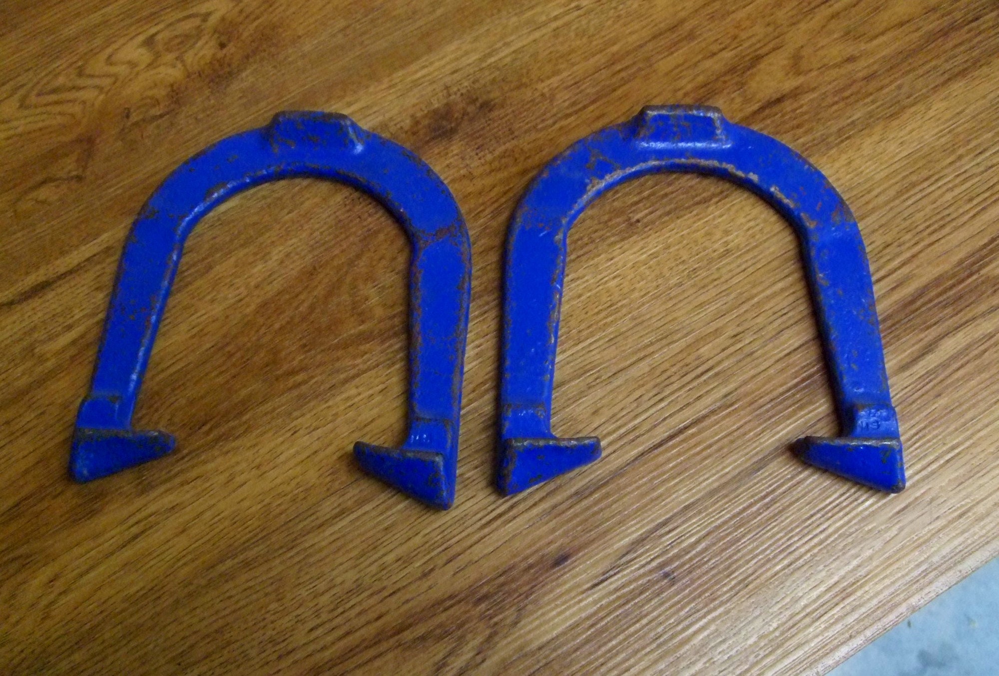 Ted Allen Horseshoes Boulder Colorado Allan Pitching Horse Shoes 1950's 1960's Pintura azul hecha a mano Juego de césped forjado Ringer Vintage VGUC