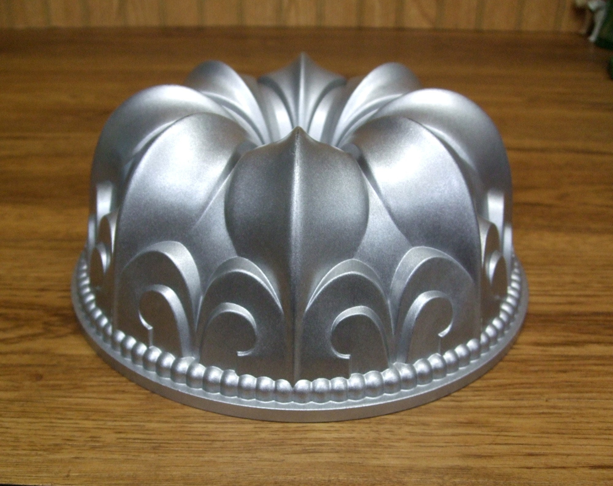 Nordic Ware Original Bundt 9 1/4 x 8 1/8 x 3 1/4 Non-Stick Cast Aluminum Bundt Cake Pan - 6 Cup Capacity 51202