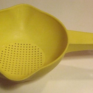 Tupperware Strainer One Quart Bright Sunny Yellow Drainer Colander Pour Spout 1200-4 Kitchen Cooking Spaghetti Noodles Vintage Excellent