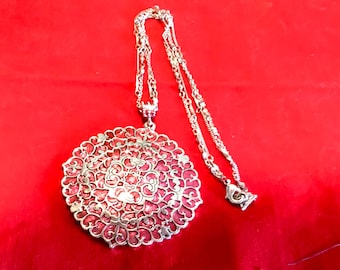 Halsband och runt emaljerat hänge märkt N.R. (Nina Ricci)