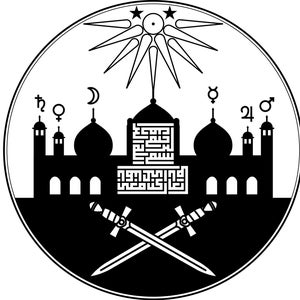 Puede incluir: Ilustración en blanco y negro de una mezquita con una estrella y una luna creciente por encima. La mezquita tiene una cúpula central y dos minaretes. Dos espadas se cruzan debajo de la mezquita.