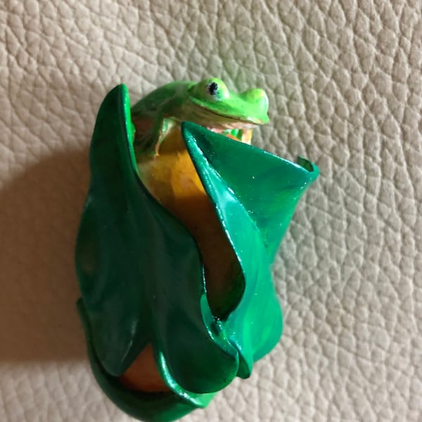 Carved, signed, green Tagua tree frog.