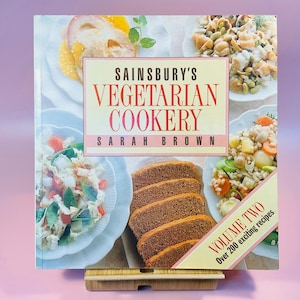 Ricette vegetariane Sainsbury's del 1990, volume 2 di Sarah Brown / Grande brossura illustrata / Ricettario retrò / 200 ricette vegetariane