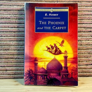 Timeless Classic : The Phoenix and the Carpet par E. Nesbit - 1994 Penguin Books Broché avec illustrations de H. R. Millar - Livre rétro pour enfants
