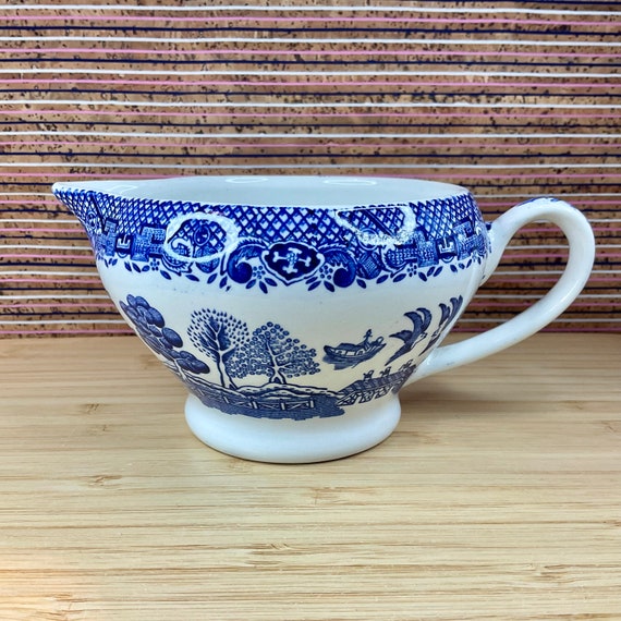 Barratt’s ‘Willow’ Milk Jug / Creamer / Traditional Blue and White Retro Tableware / 1960s Vintage / Mid Century Home Decor Accessory / Vase