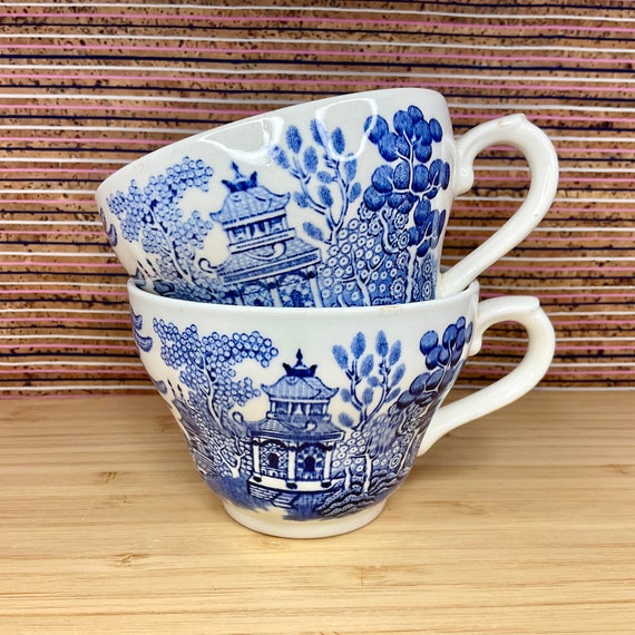 Pair of Broadhurst Willow Pattern Tea Cups with Rim Detail / Traditional Blue White Crockery / 1960s Vintage / Collectable / Retro Tableware
