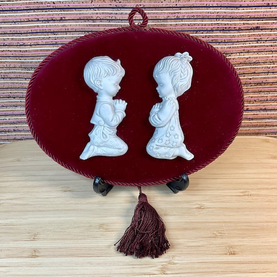 Vintage 1960s Capodimonte Porcelain Praying Children On Burgundy Velvet Wall Plaque With Tassle / Retro Wall Decor / Kitsch Gift / Nursery