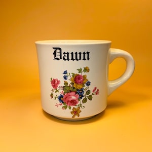 Tazza personalizzata retrò "Dawn" con motivo floreale - Accessorio da scrivania originale - Decorazione vintage per la casa - Piccolo regalo per Dawn!